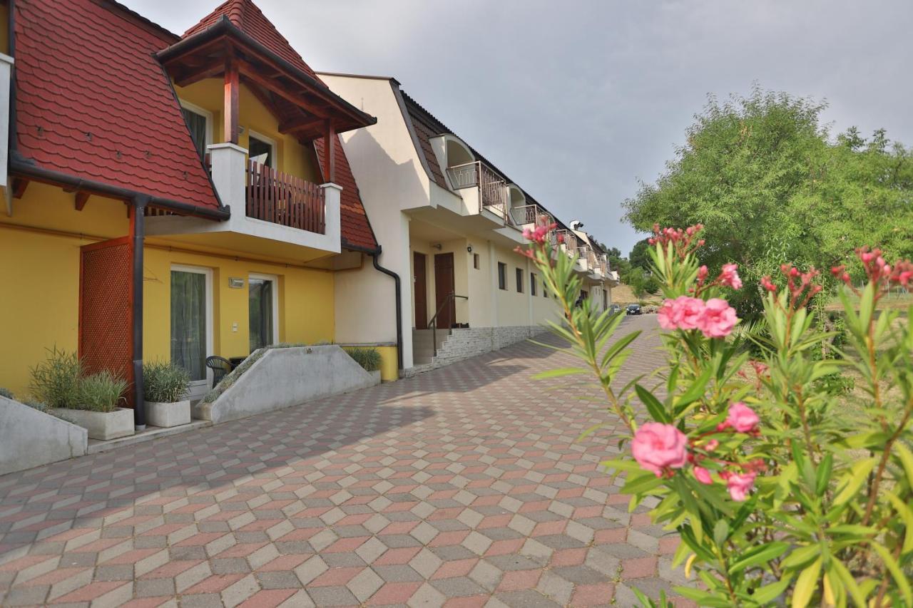 Margareta Apartman Es Ueduelohaz Богач Экстерьер фото
