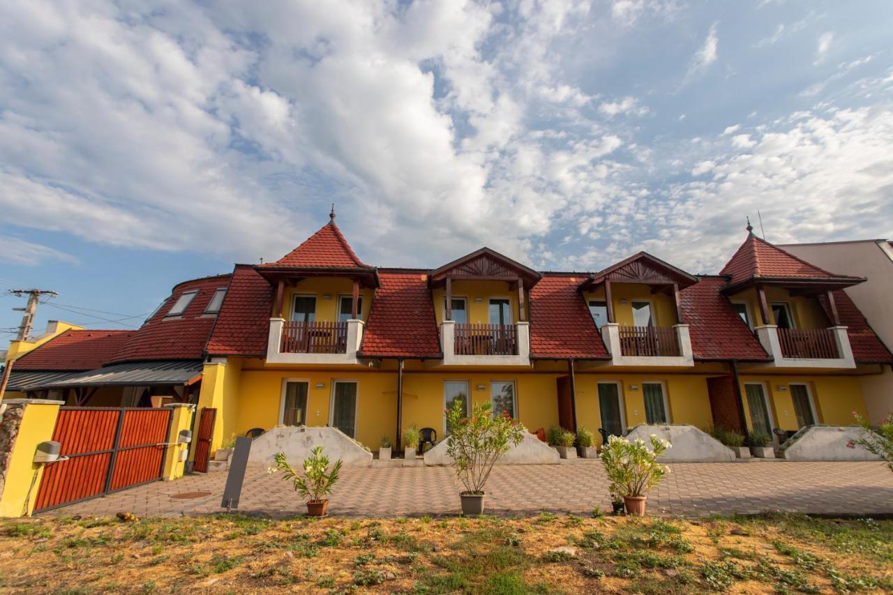Margareta Apartman Es Ueduelohaz Богач Экстерьер фото